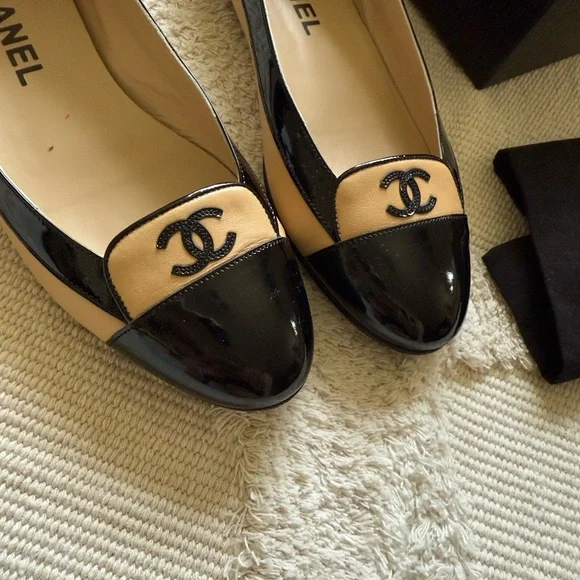 CHANEL Black and Cream Loafers 37.5 6.5 - Picture 2 of 11
